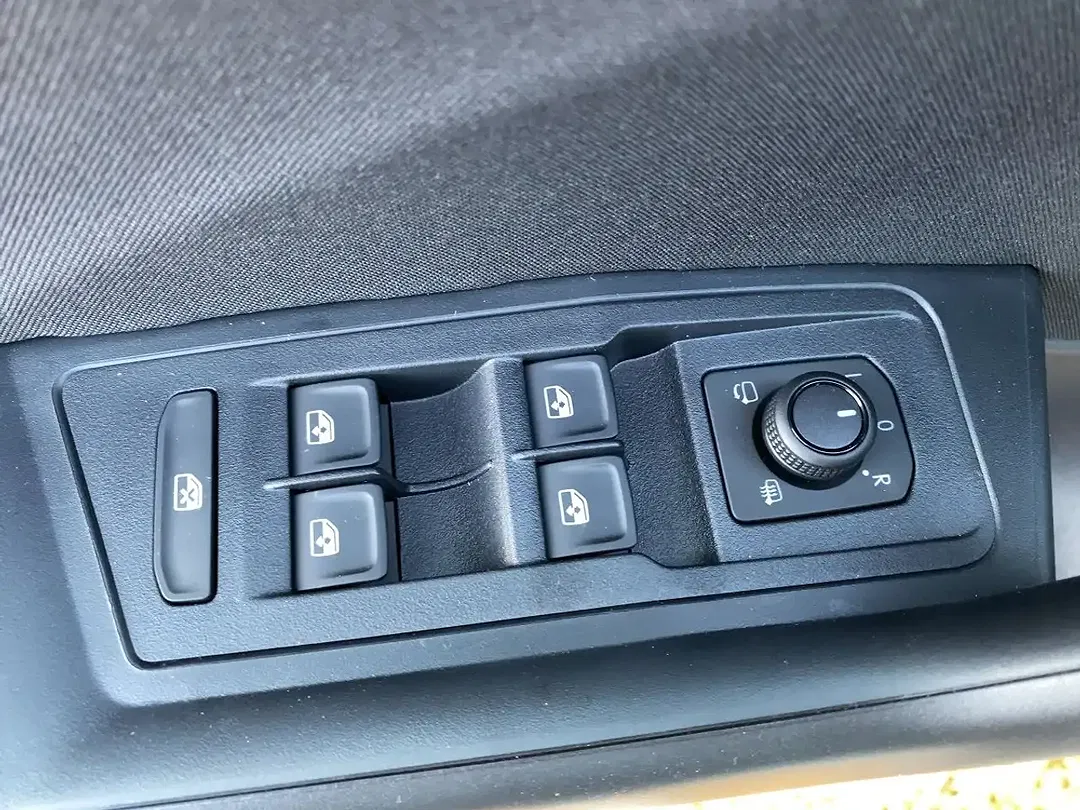 Volkswagen T-Roc - Thumbnail 6