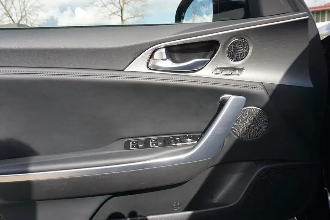 Kia Stinger - Thumbnail 11