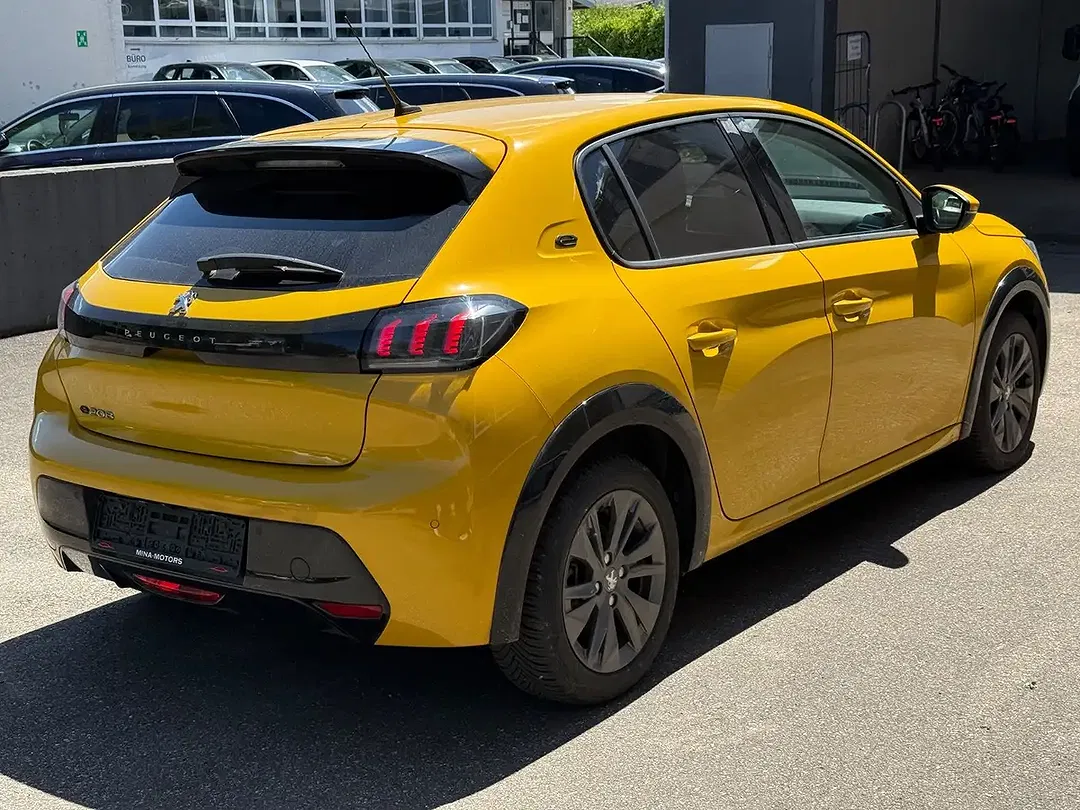 Peugeot 208 - Thumbnail 4