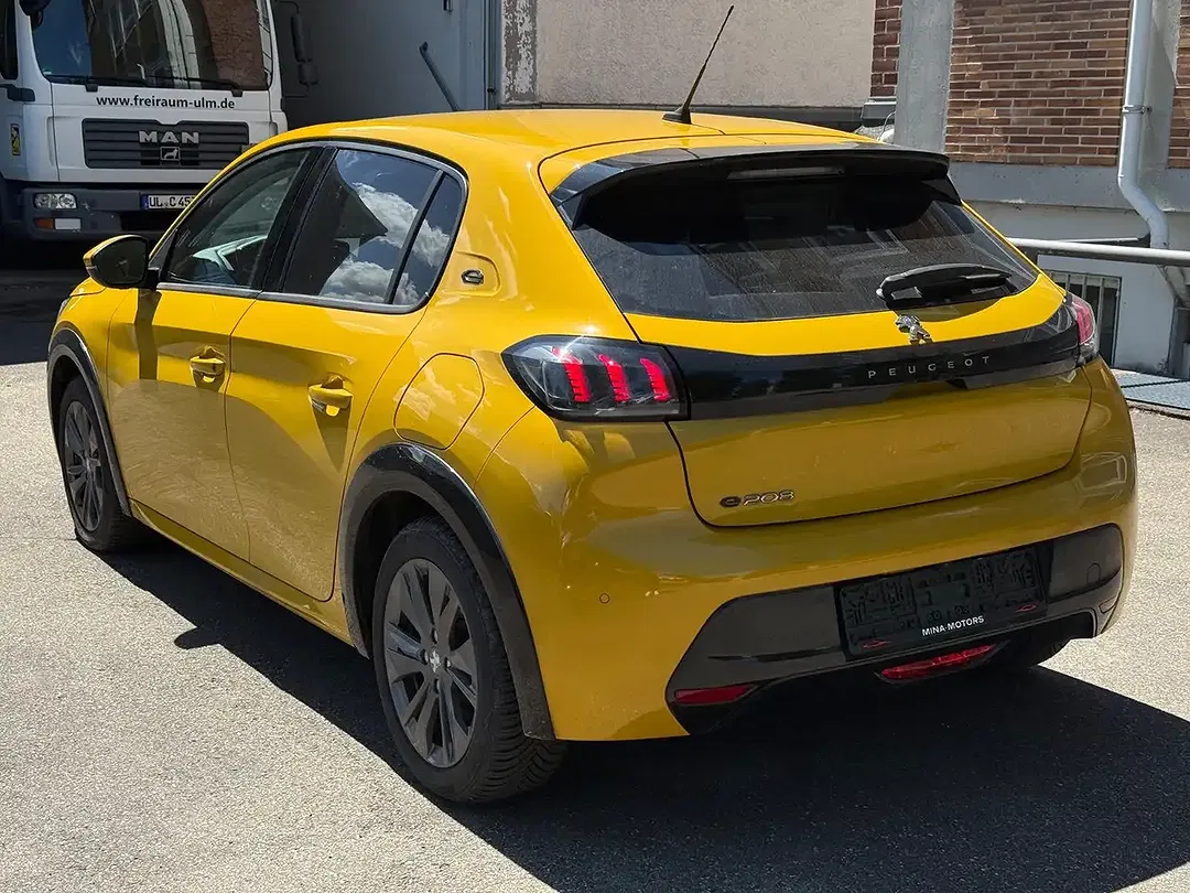 Peugeot 208 - Thumbnail 6
