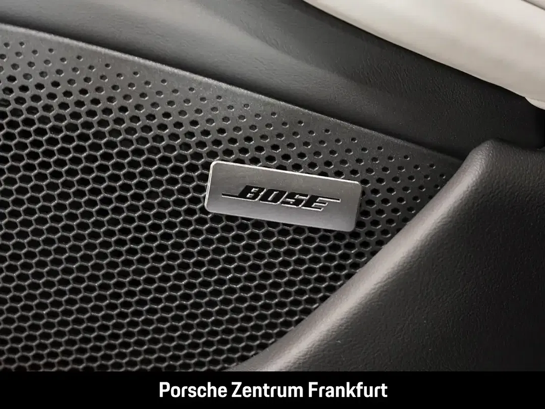 Porsche Taycan - Thumbnail 14