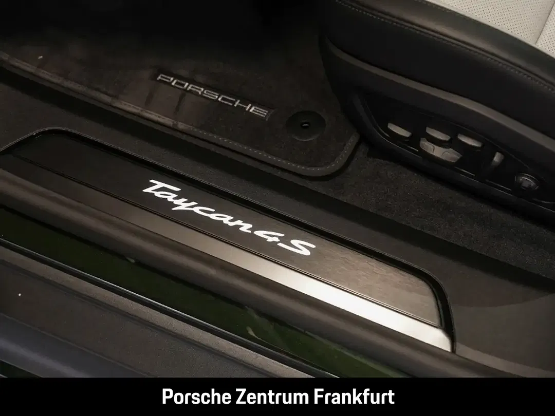 Porsche Taycan - Thumbnail 8