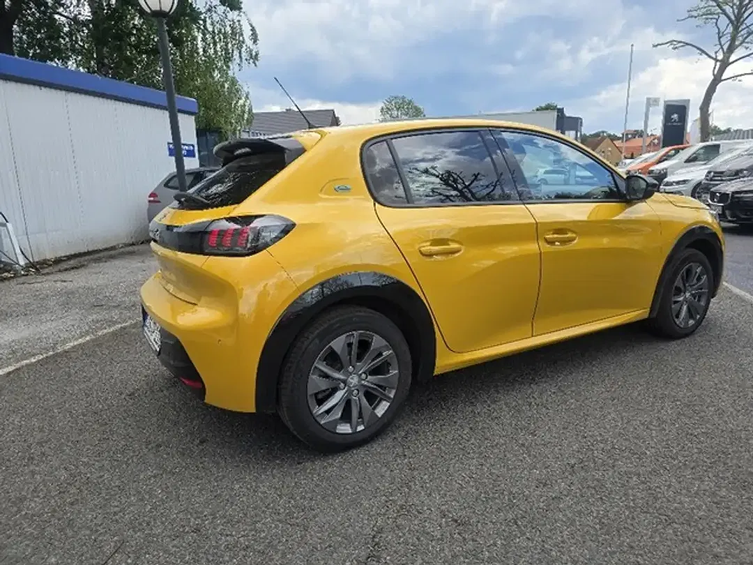 Peugeot 208 - Thumbnail 3