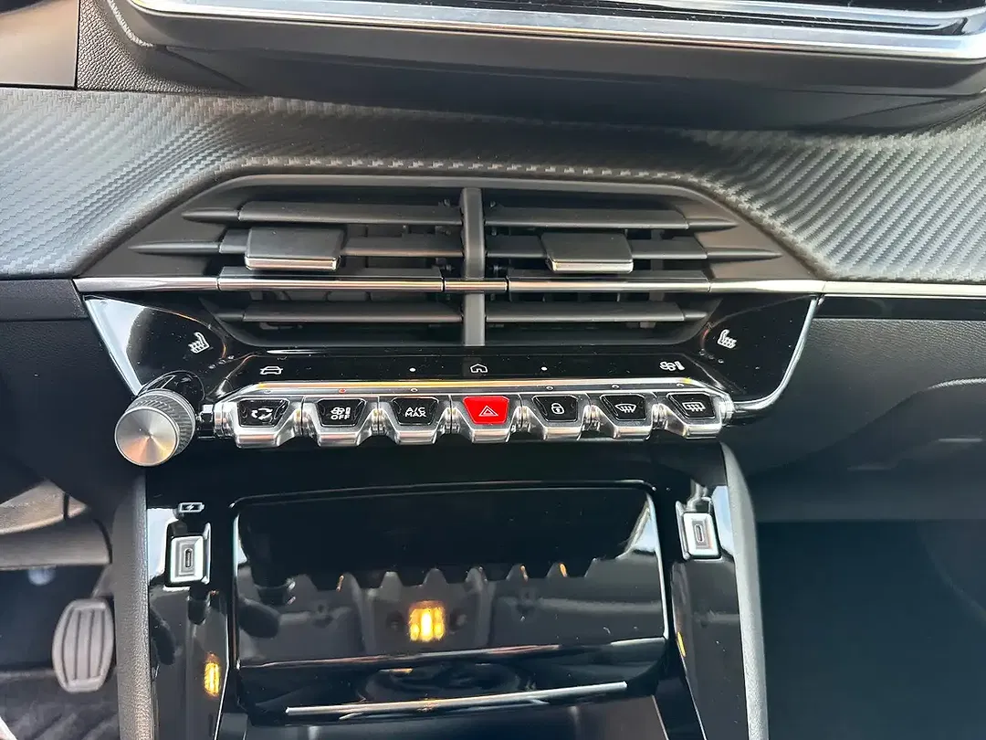 Peugeot 208 - Thumbnail 13