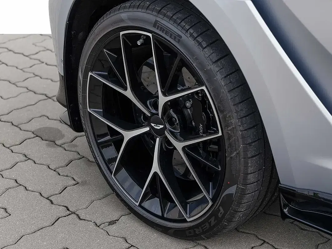 Aston Martin DBX - Thumbnail 12