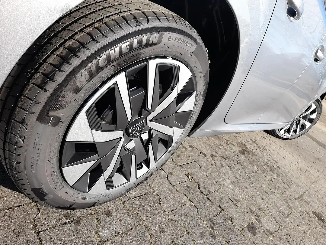 Peugeot 208 - Thumbnail 11