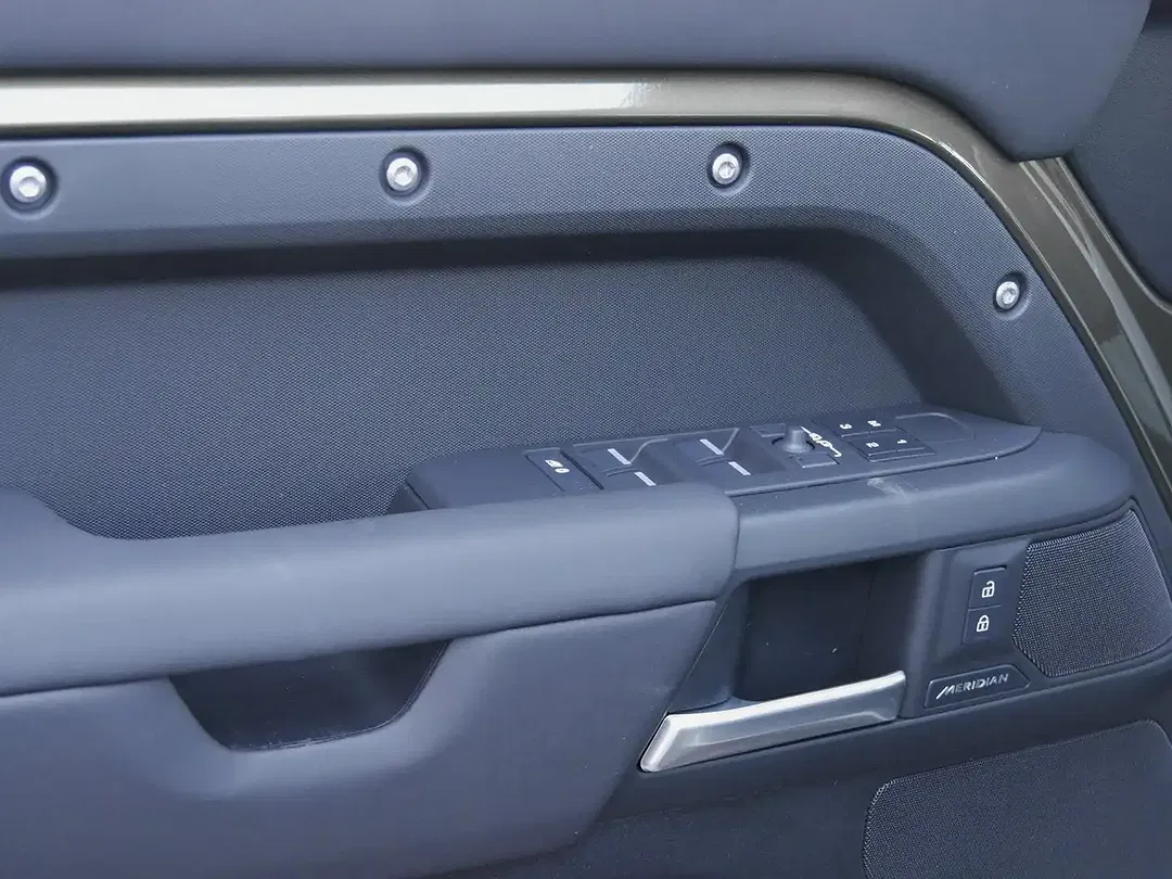 Land Rover Defender - Thumbnail 11
