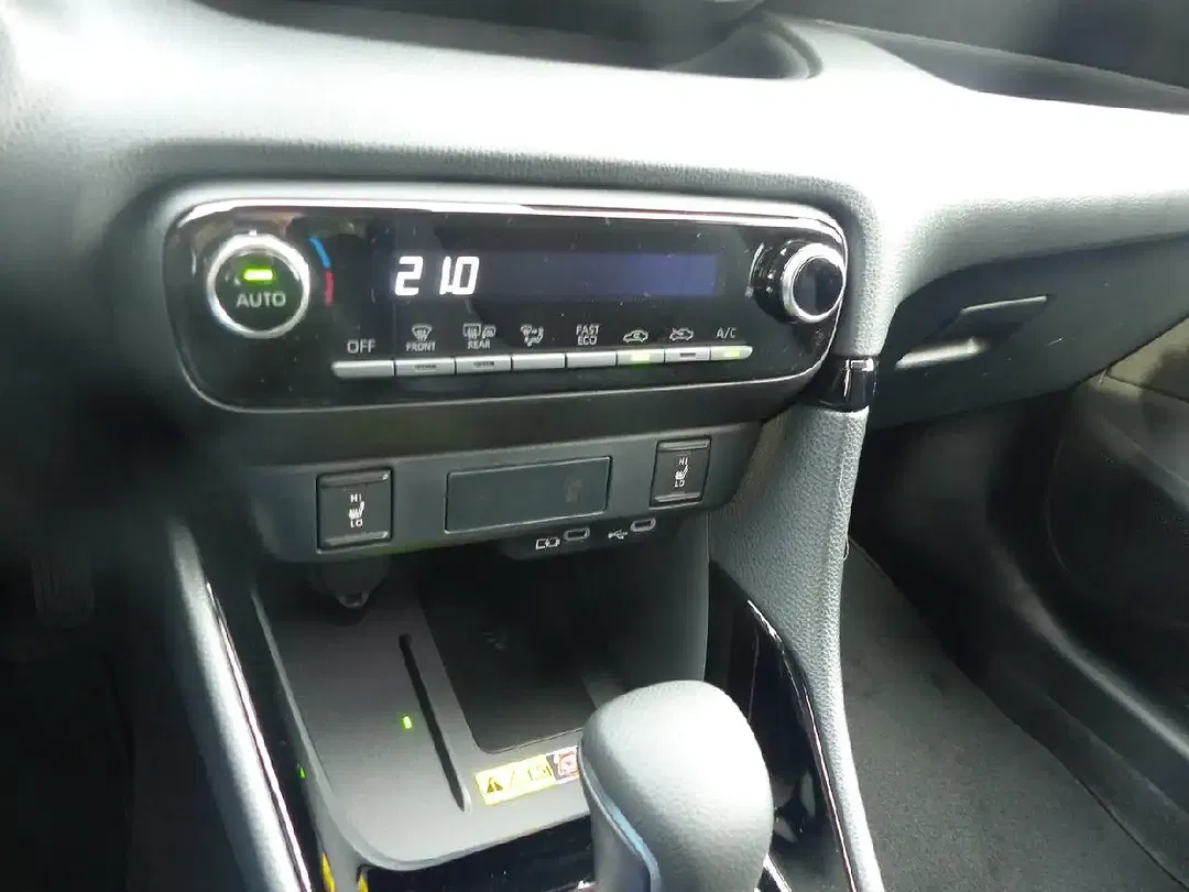 Toyota Yaris - Thumbnail 13
