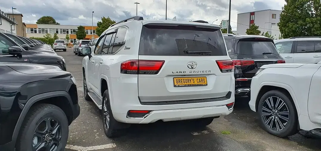 Toyota Land Cruiser - Thumbnail 10
