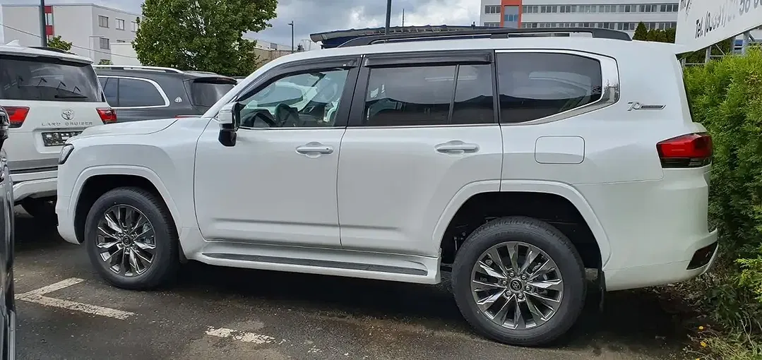 Toyota Land Cruiser - Thumbnail 6