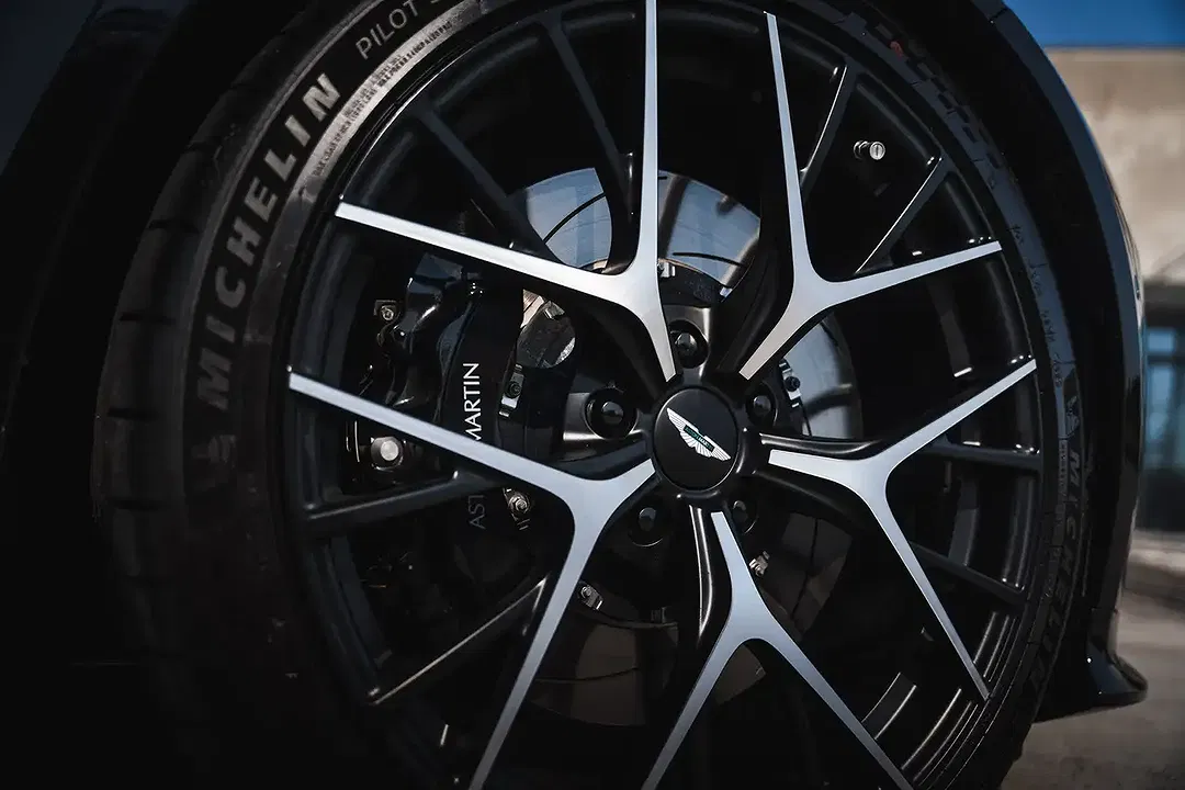 Aston Martin DB12 - Thumbnail 7
