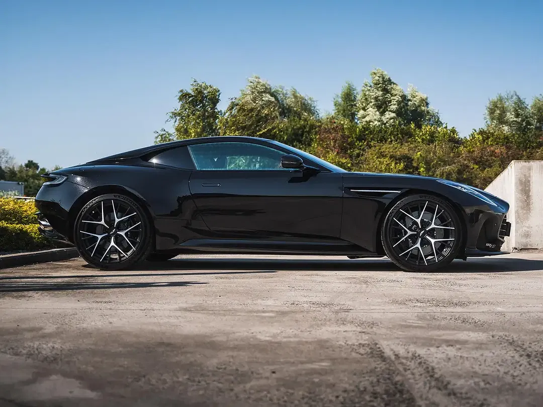 Aston Martin DB12 - Thumbnail 8