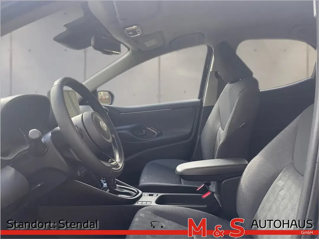 Toyota Yaris - Thumbnail 9