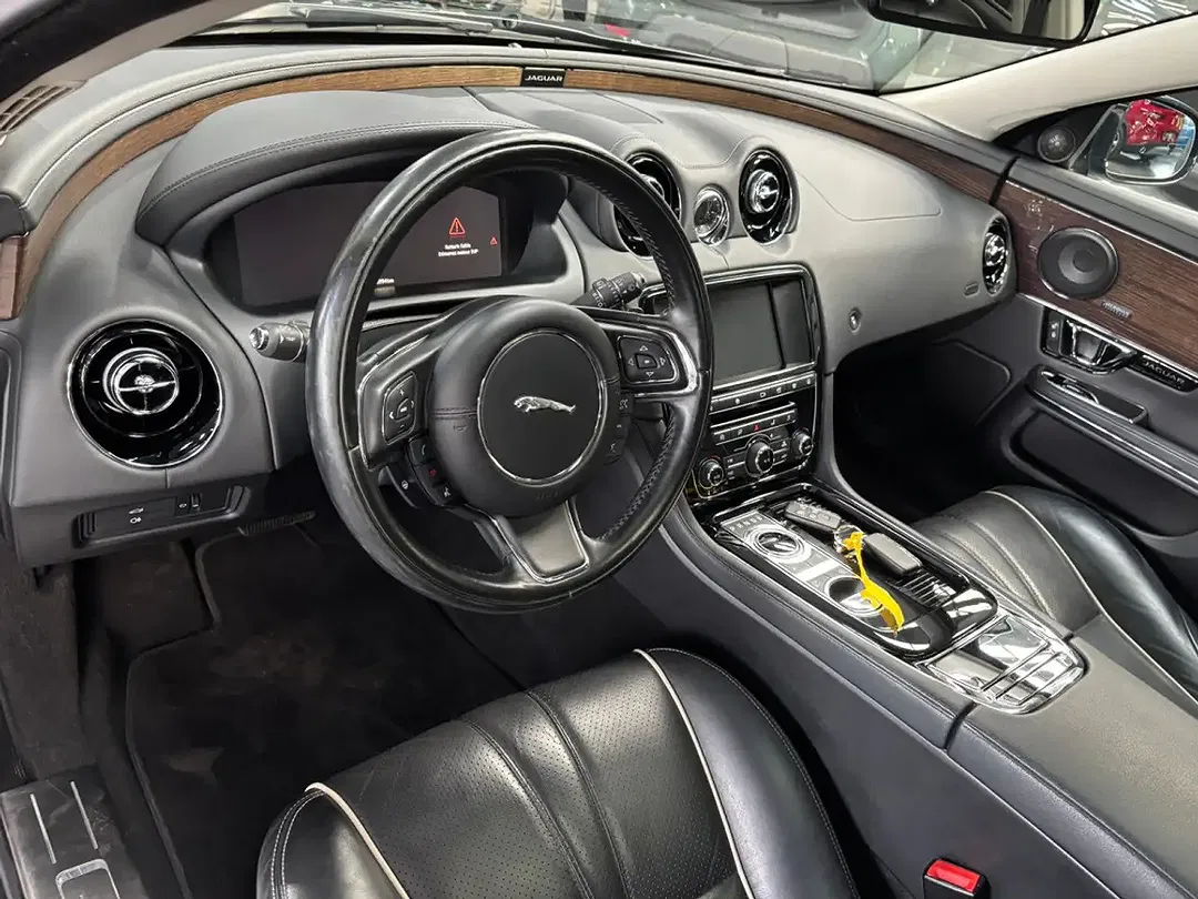 Jaguar XJ - Thumbnail 10