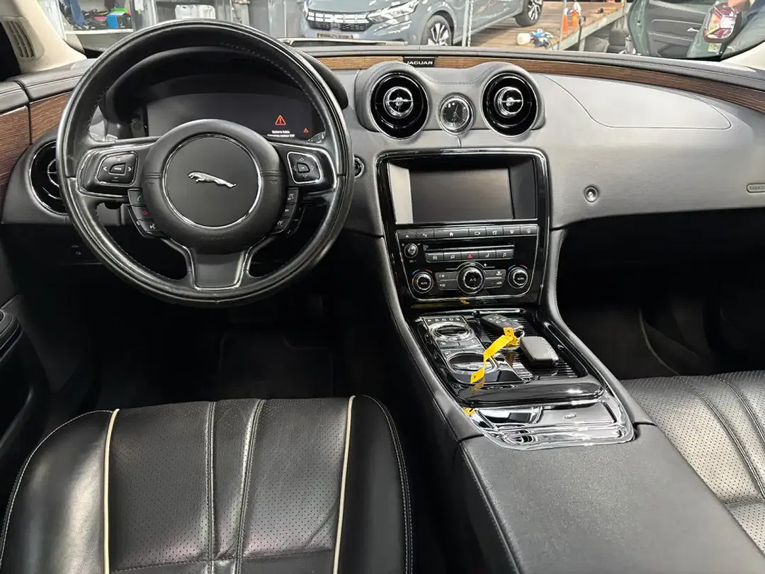 Jaguar XJ - Thumbnail 11
