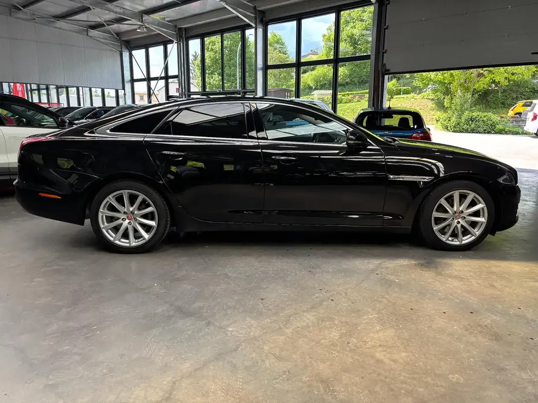 Jaguar XJ - Thumbnail 2
