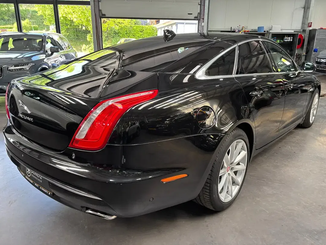 Jaguar XJ - Thumbnail 3