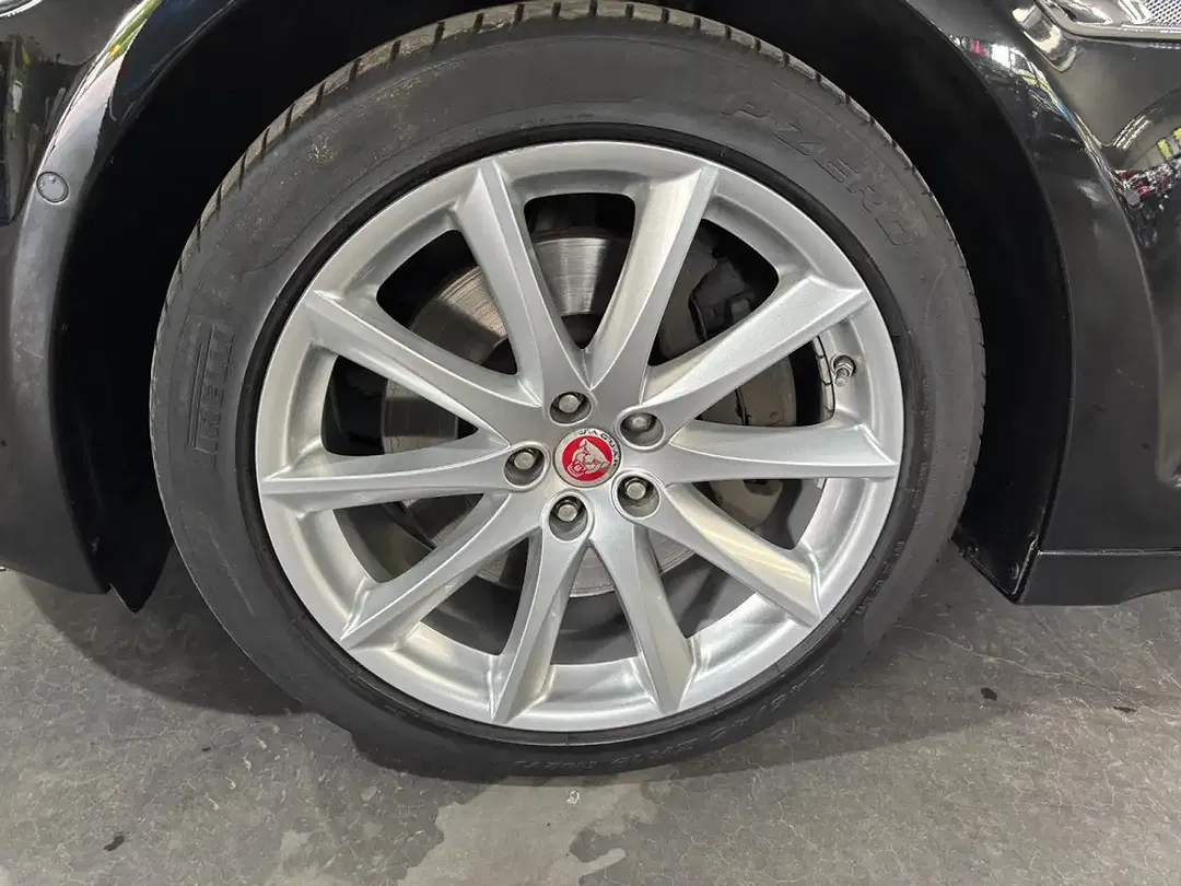 Jaguar XJ - Thumbnail 8