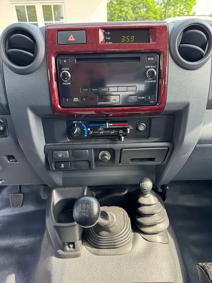 Toyota Land Cruiser - Thumbnail 10