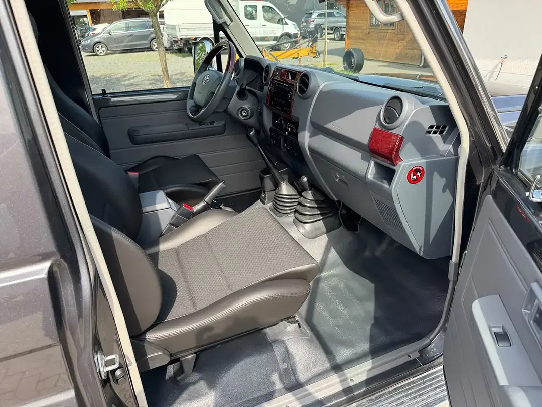 Toyota Land Cruiser - Thumbnail 11