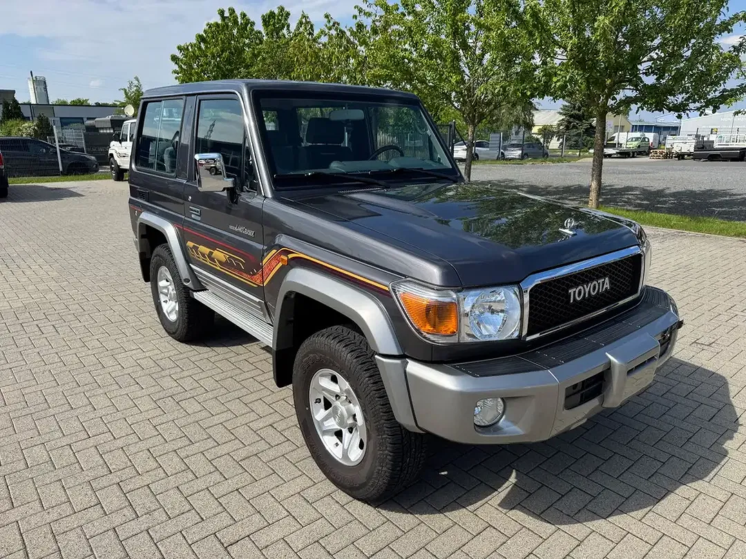Toyota Land Cruiser - Thumbnail 2