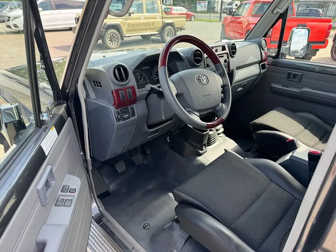 Toyota Land Cruiser - Thumbnail 5