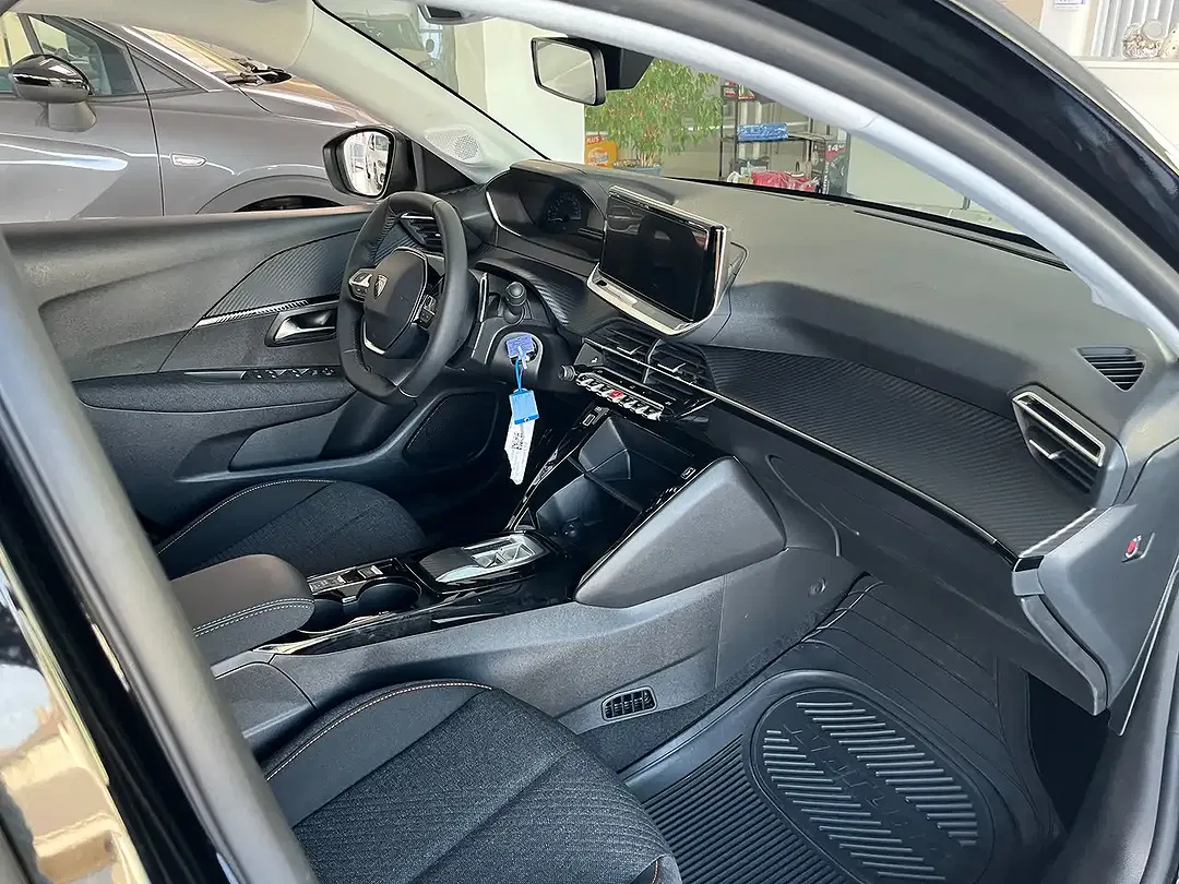 Peugeot 208 - Thumbnail 2