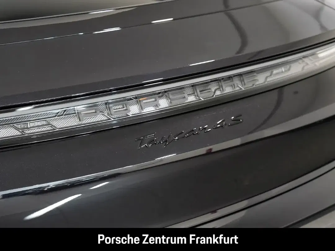 Porsche Taycan - Thumbnail 12