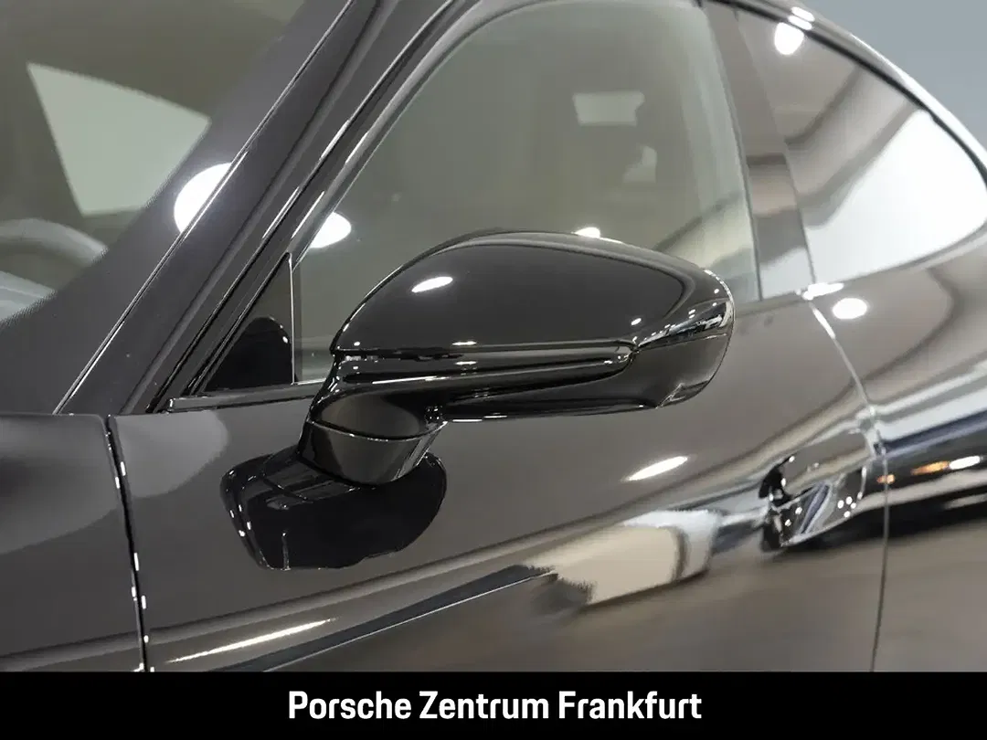 Porsche Taycan - Thumbnail 13