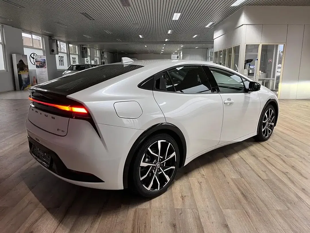 Toyota Prius - Thumbnail 11