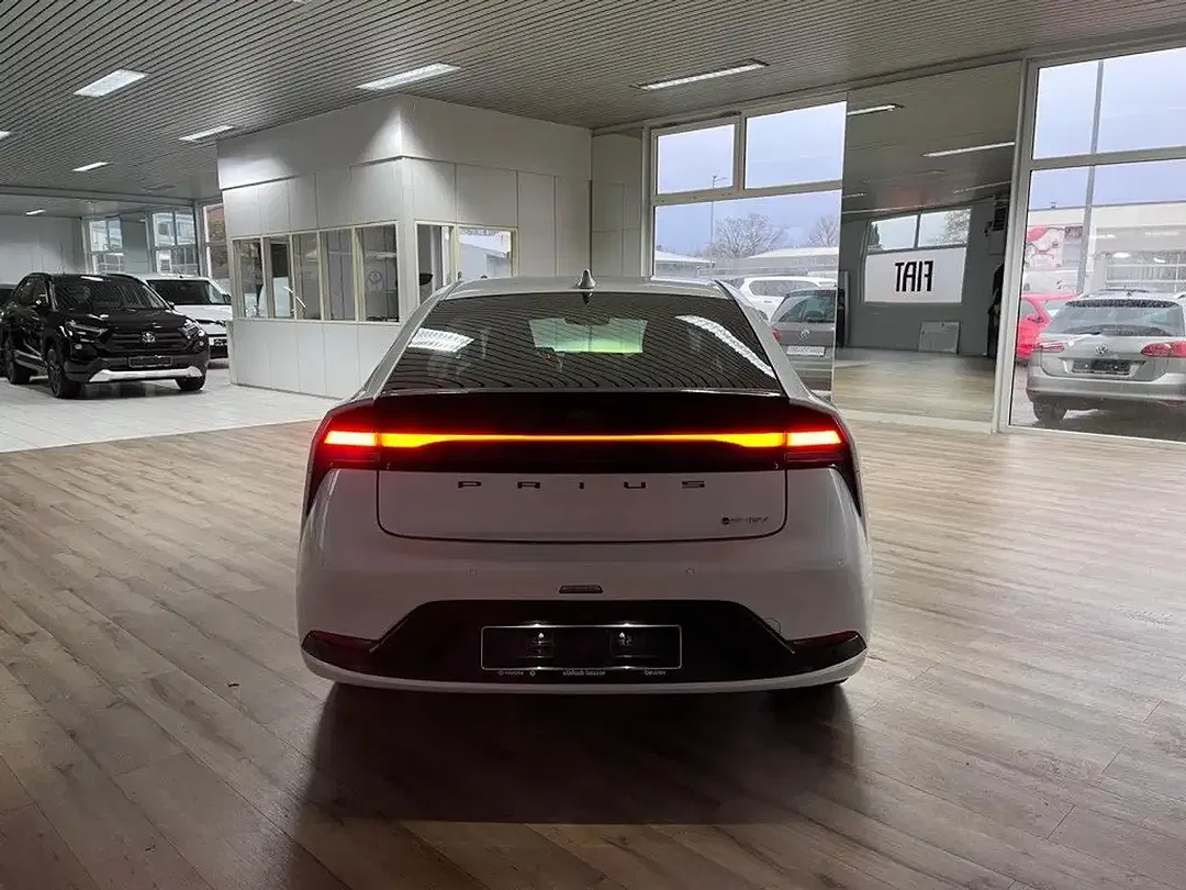 Toyota Prius - Thumbnail 2