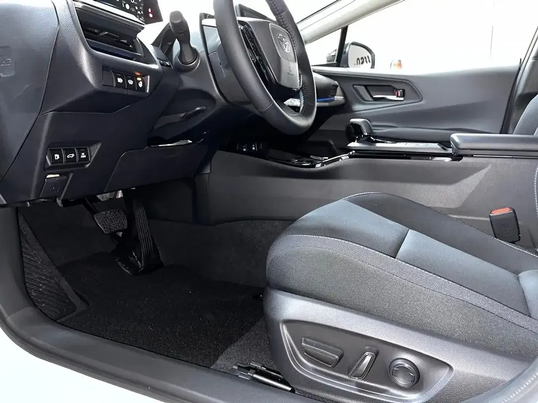 Toyota Prius - Thumbnail 4