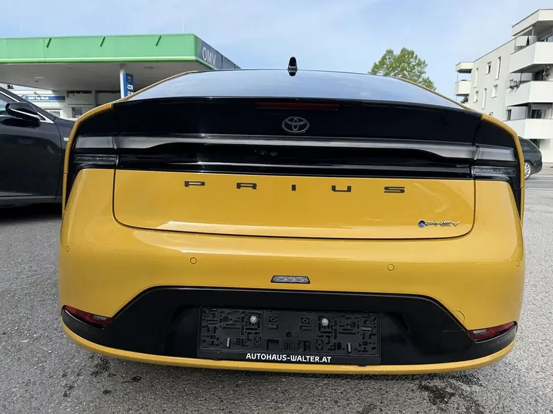 Toyota Prius - Thumbnail 13