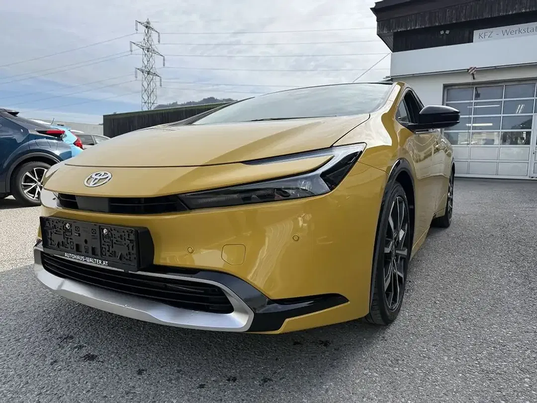 Toyota Prius - Thumbnail 3
