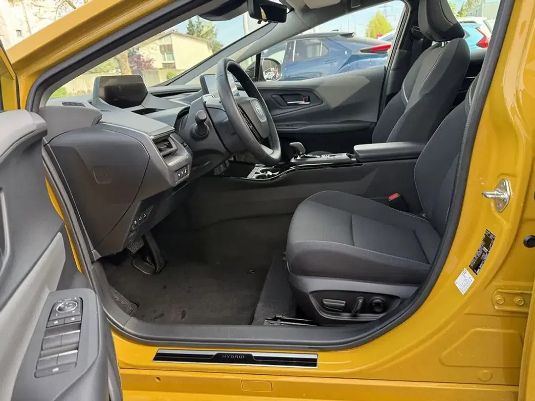 Toyota Prius - Thumbnail 4