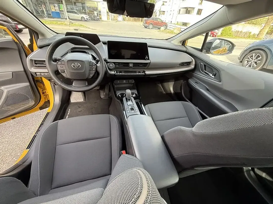 Toyota Prius - Thumbnail 9
