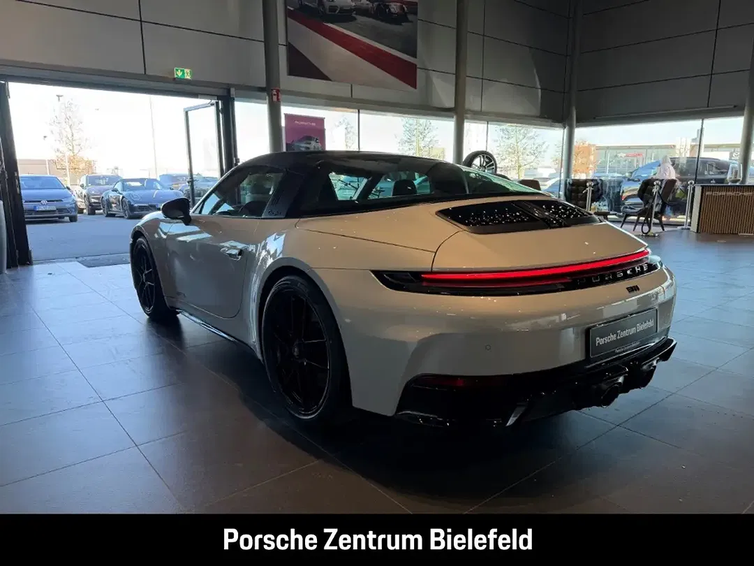 Porsche 992 - Thumbnail 3