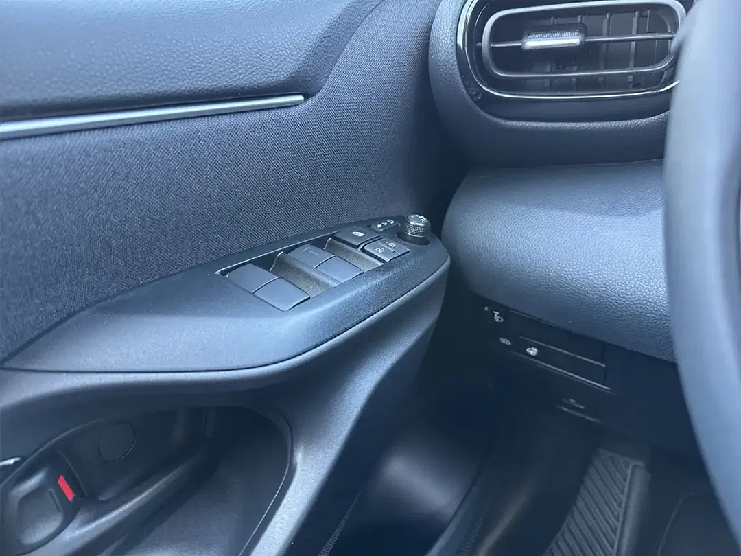 Toyota Yaris - Thumbnail 9