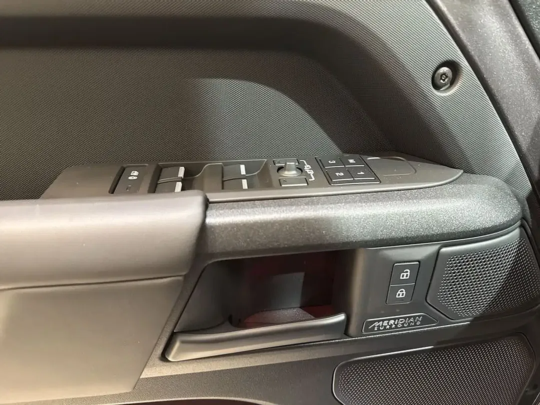 Land Rover Defender - Thumbnail 13
