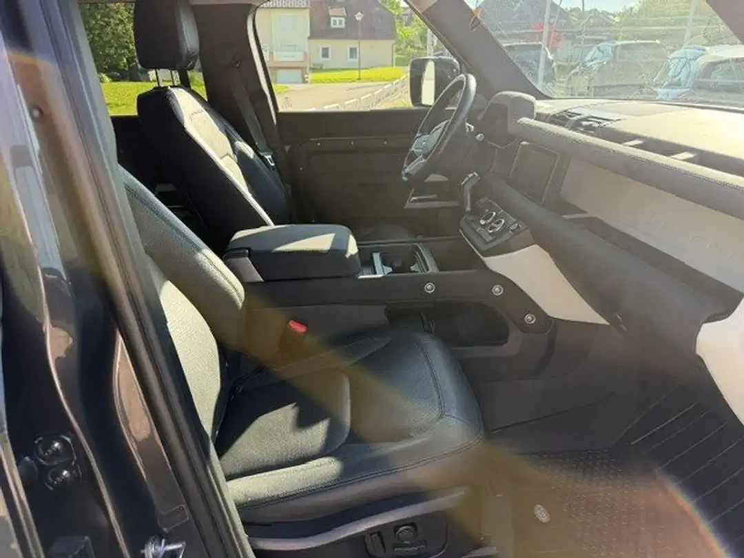 Land Rover Defender - Thumbnail 9