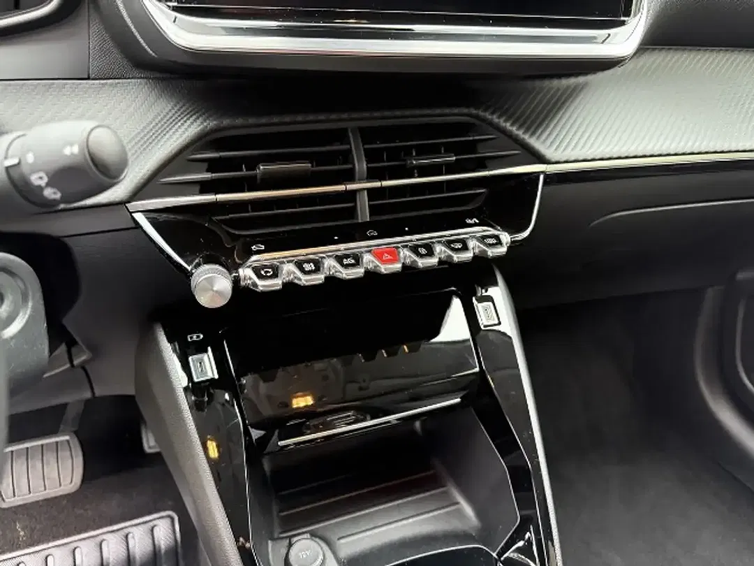 Peugeot 208 - Thumbnail 11