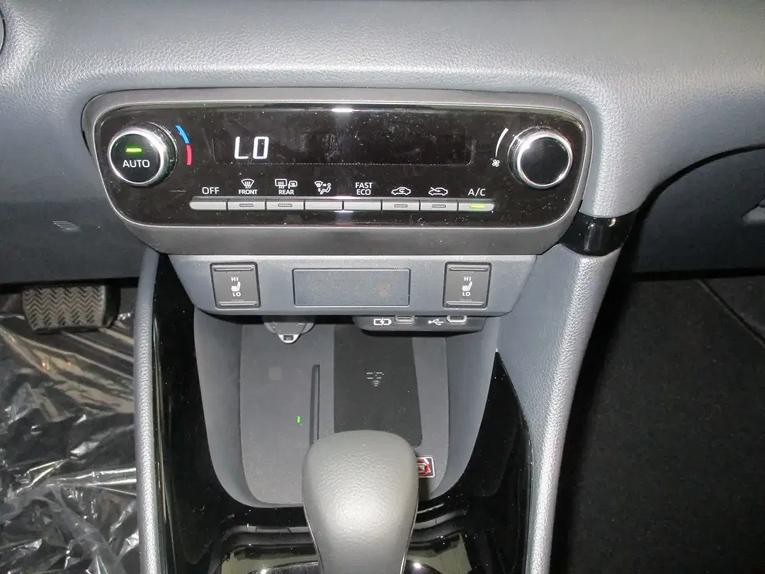 Toyota Yaris - Thumbnail 12
