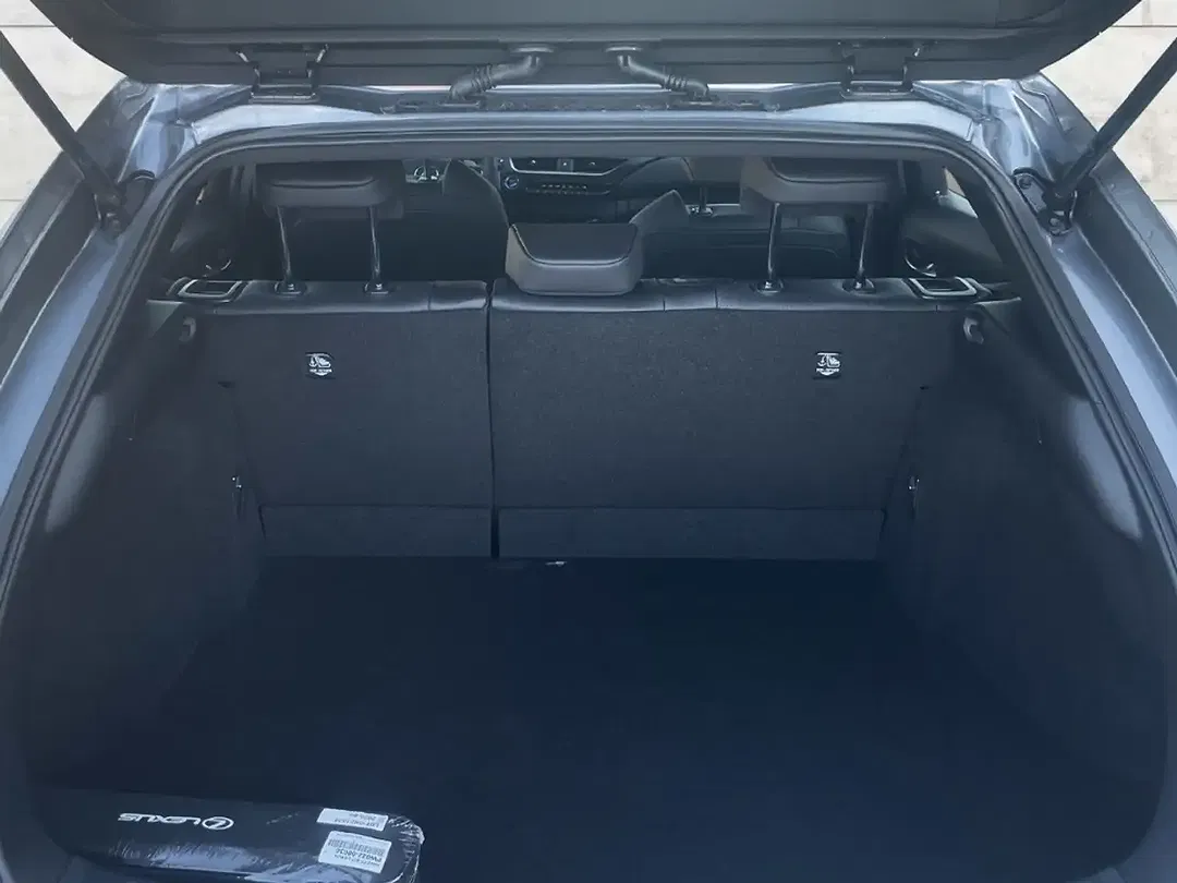 Lexus UX 300e - Thumbnail 8