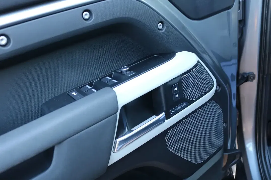 Land Rover Defender - Thumbnail 30