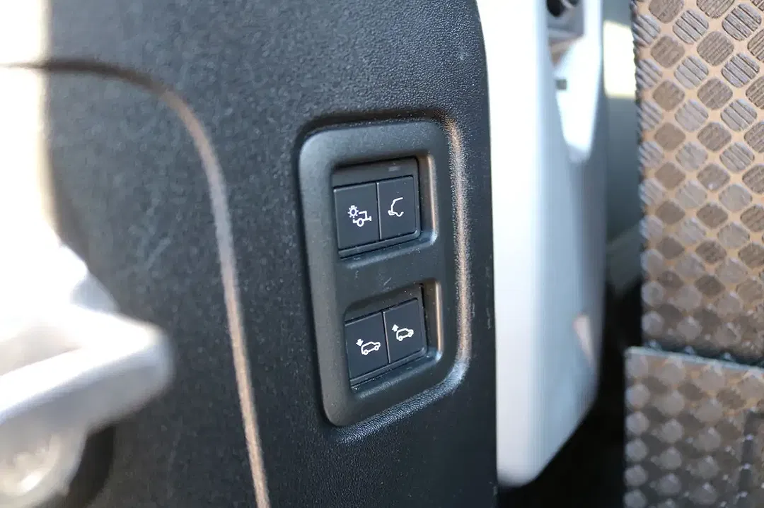 Land Rover Defender - Thumbnail 33