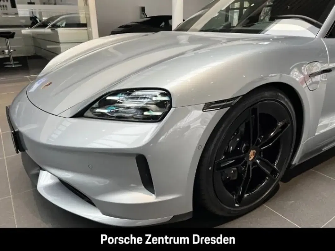 Porsche Taycan - Thumbnail 12