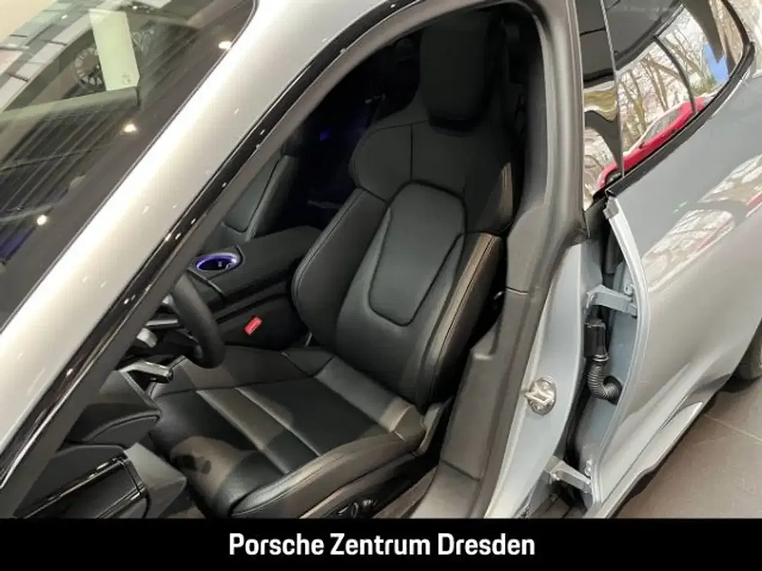 Porsche Taycan - Thumbnail 5