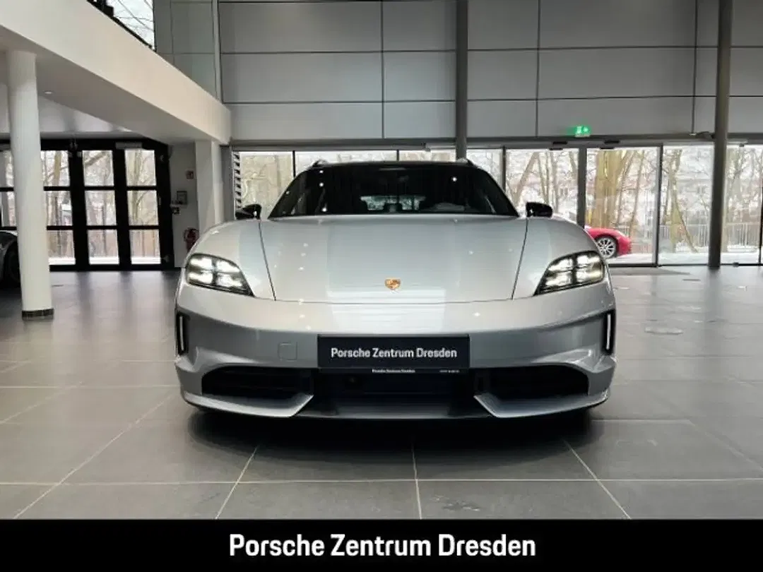 Porsche Taycan - Thumbnail 6