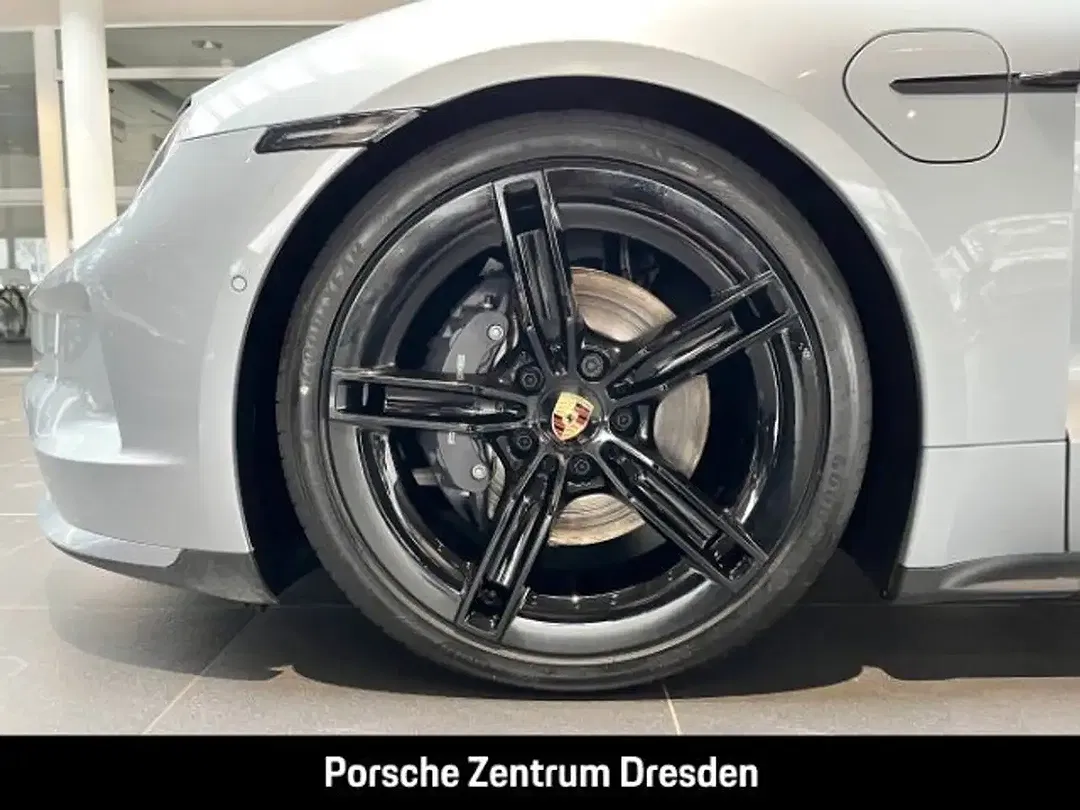 Porsche Taycan - Thumbnail 8