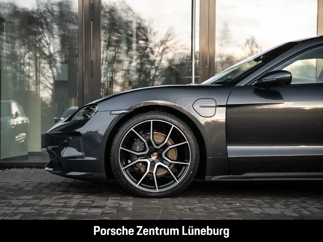Porsche Taycan - Thumbnail 12